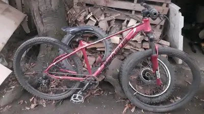 Bicicleta de montaña roja en buen estado 27.5 - miniatura 3