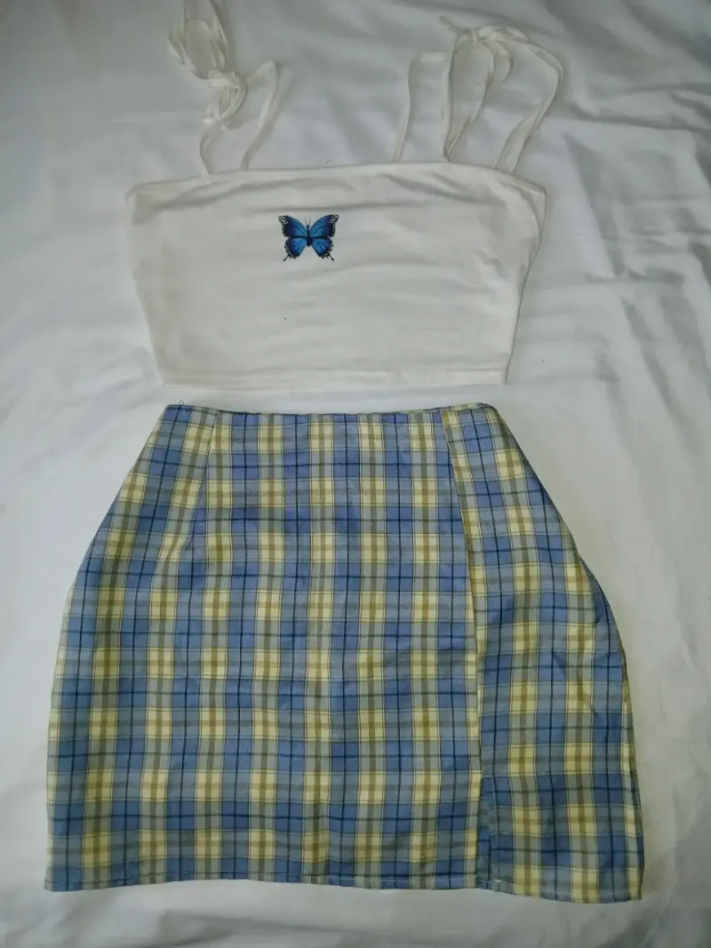 Conjunto top blanco con mariposa y falda a cuadros - 1