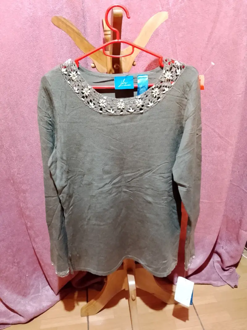 Suéter gris con detalles florales JH
