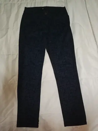 Pantalones oscuros con estampado de leopardo - miniatura 1