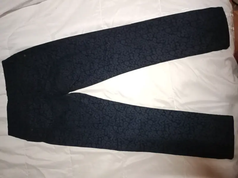 Pantalones oscuros con estampado de leopardo - 3