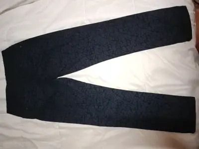 Pantalones oscuros con estampado de leopardo - miniatura 3