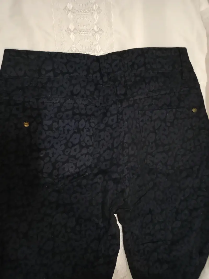 Pantalones oscuros con estampado de leopardo - 4