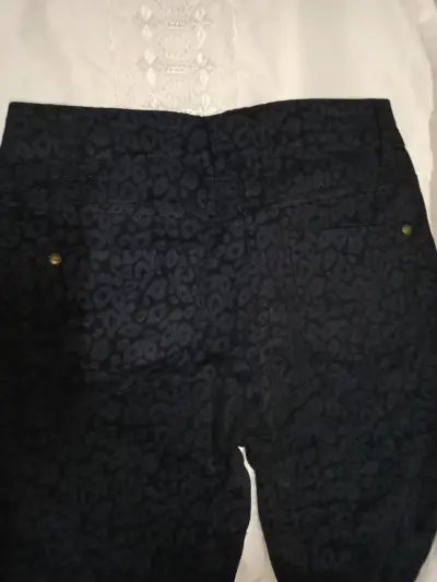 Pantalones oscuros con estampado de leopardo - miniatura 4
