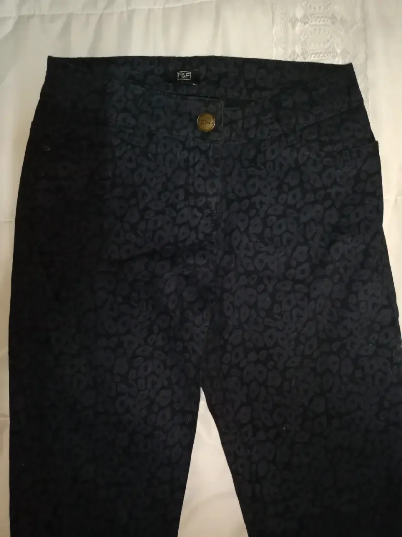 Pantalones oscuros con estampado de leopardo - 5