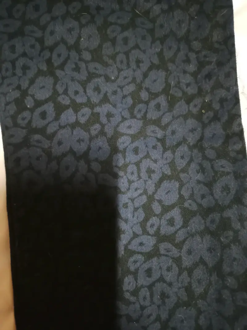 Pantalones oscuros con estampado de leopardo - 6