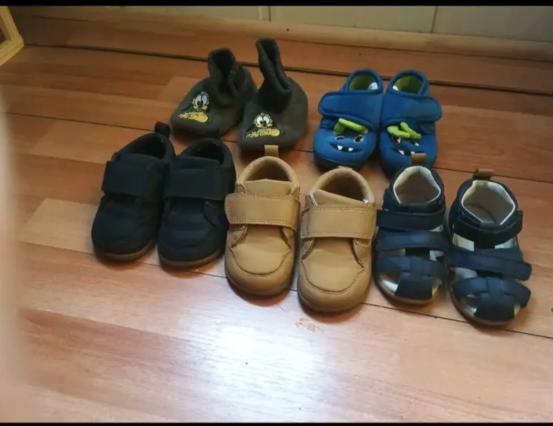 Lote de zapatos infantiles variados - 1