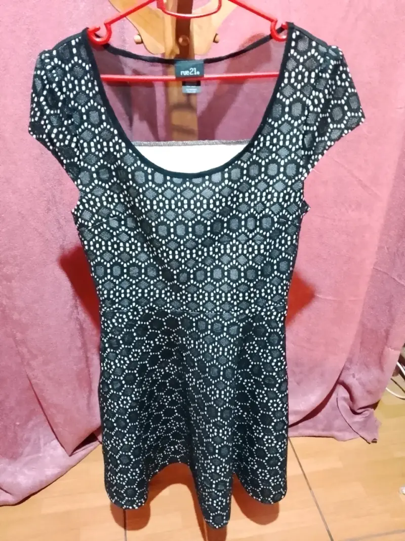 Vestido negro con encaje Rue21