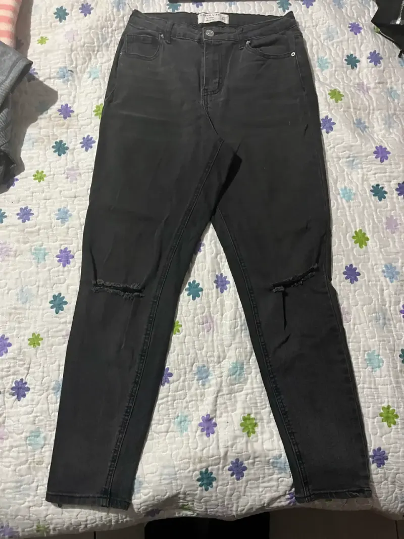 Jeans negros desgastados para mujer
