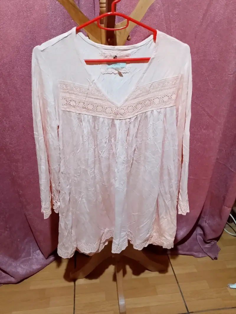 Blusa rosa con encaje para mujer