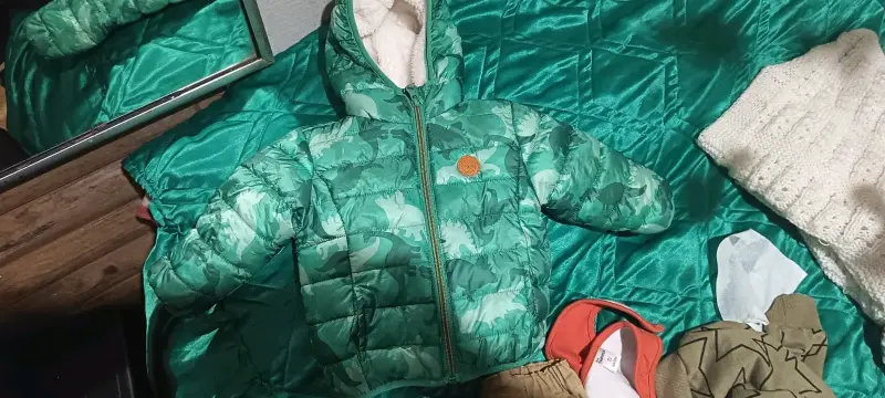 Chaqueta infantil verde con estampado de dinosaurios - 1