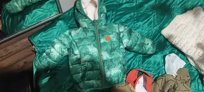 Chaqueta infantil verde con estampado de dinosaurios - miniatura 1