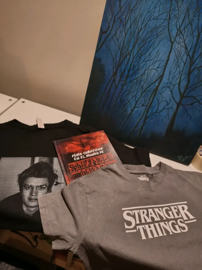 Set Stranger Things: Poleras y Libro - 1