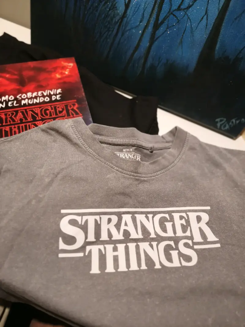 Set Stranger Things: Poleras y Libro - 2