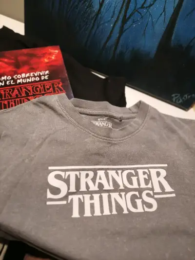 Set Stranger Things: Poleras y Libro - miniatura 2