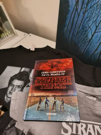 Set Stranger Things: Poleras y Libro - miniatura 3