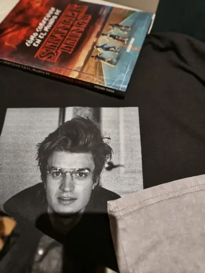 Set Stranger Things: Poleras y Libro - miniatura 4