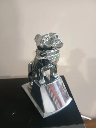 Figura decorativa de perro bulldog cromado - miniatura 1