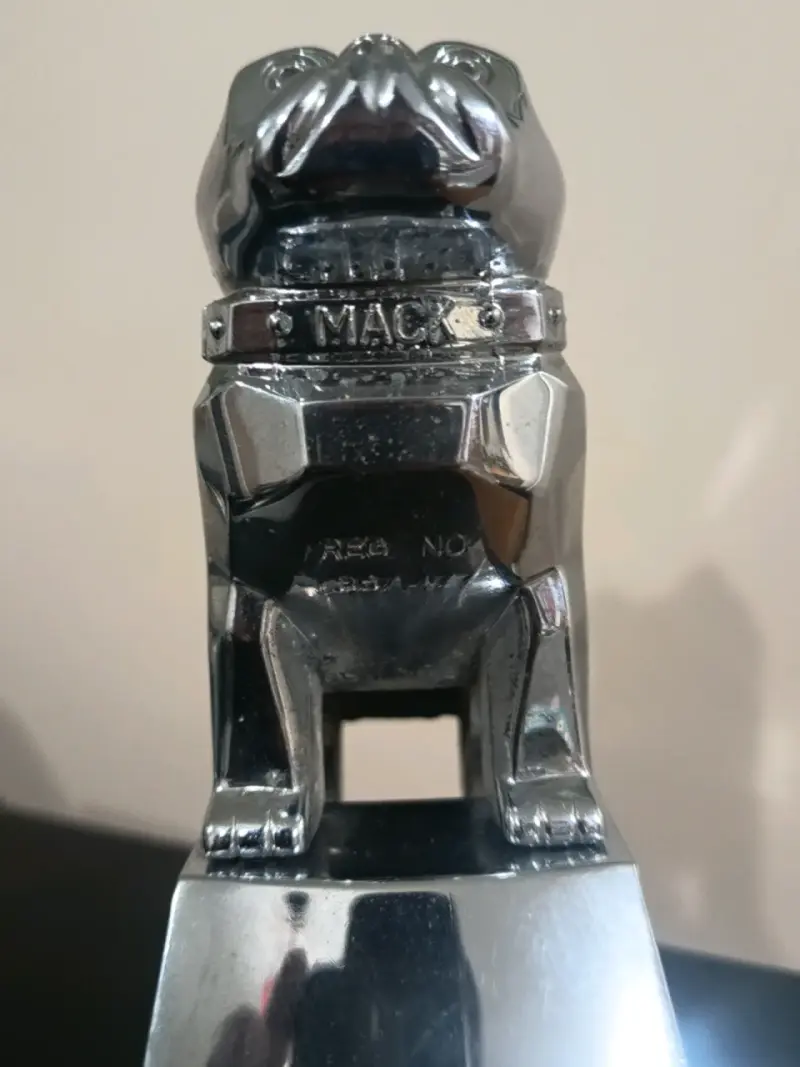 Figura decorativa de perro bulldog cromado - 2