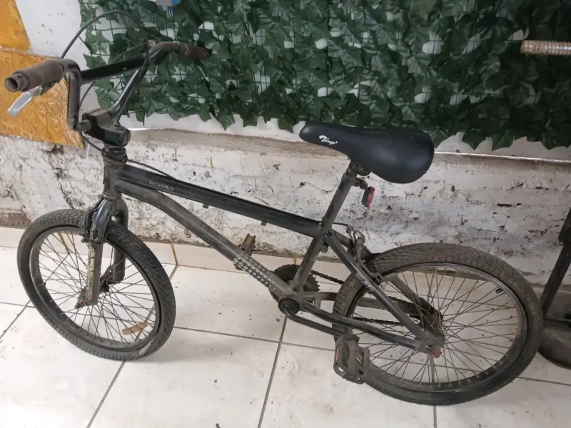 Bicicleta BMX negra usada en buen estado - 1