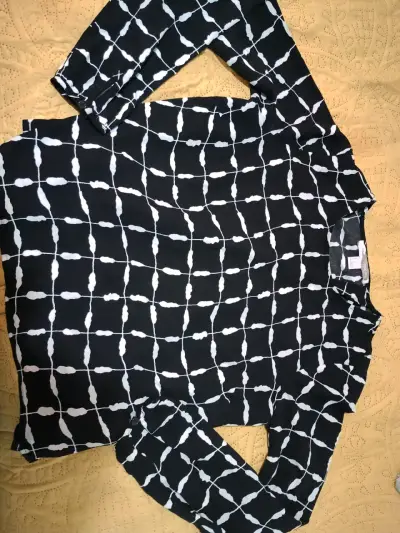 Blusa negra con diseño geométrico - miniatura 1