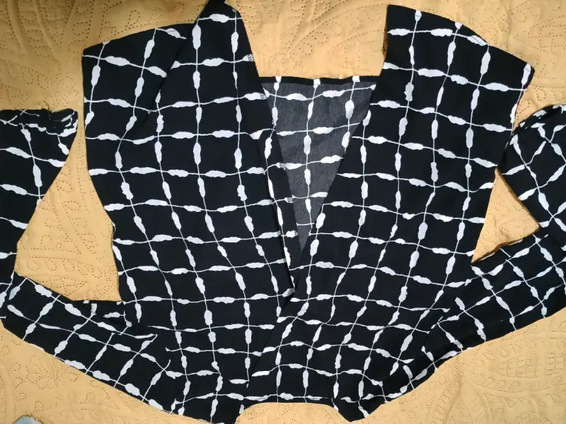 Blusa negra con diseño geométrico - 2