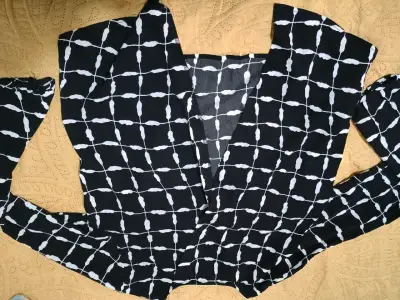 Blusa negra con diseño geométrico - miniatura 2