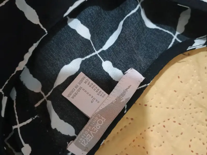 Blusa negra con diseño geométrico - 3