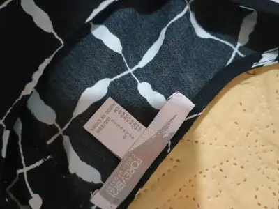Blusa negra con diseño geométrico - miniatura 3