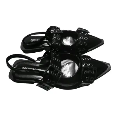 Zapatos abiertos con hebillas y ojales - miniatura 1