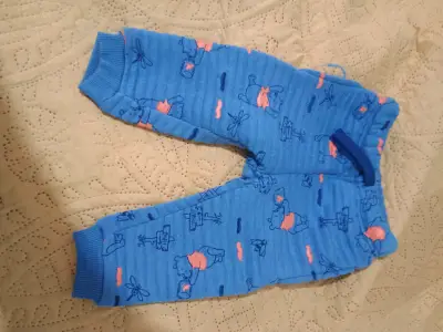 Pantalón de bebé azul con estampado de ositos - miniatura 1