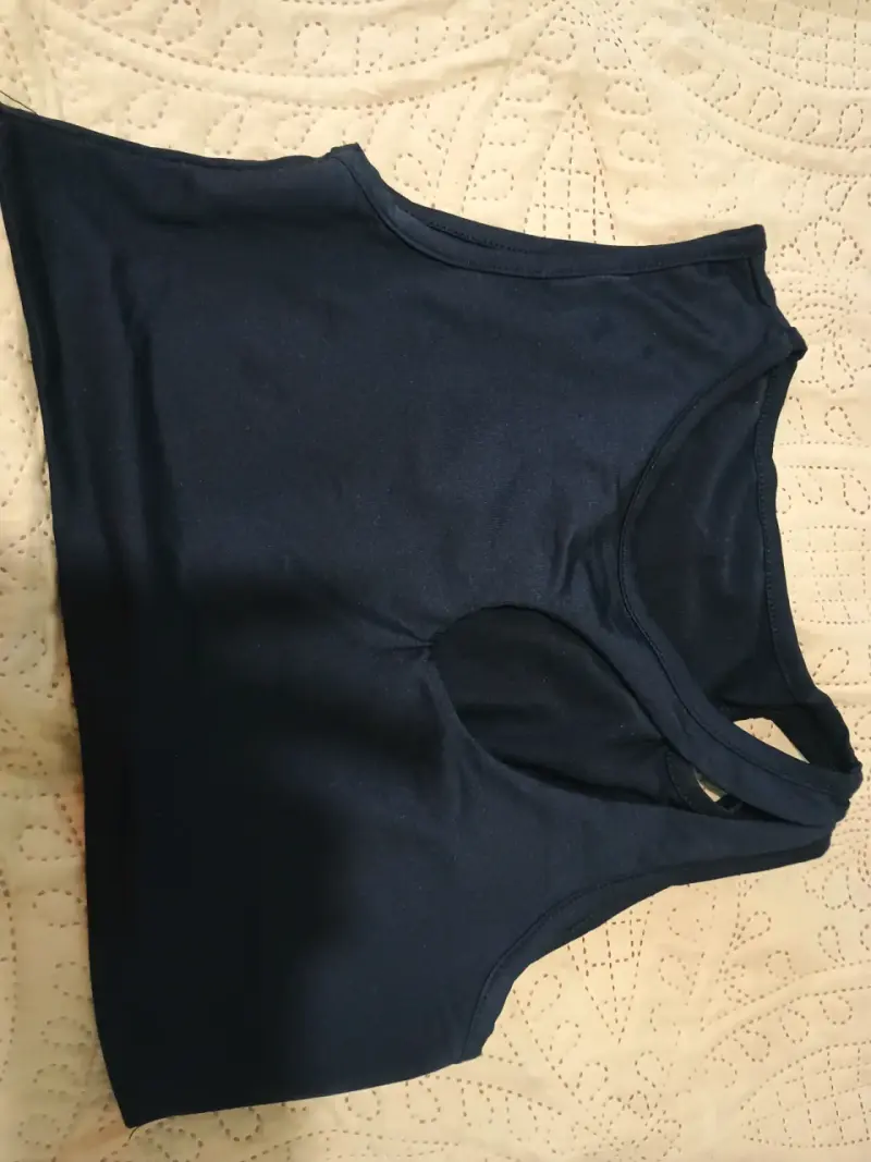 Top deportivo negro sin mangas - 1