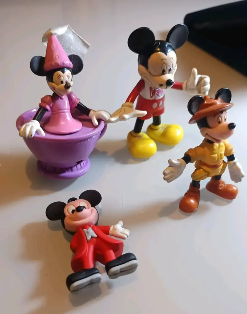 Set de figuras coleccionables de disney - 2