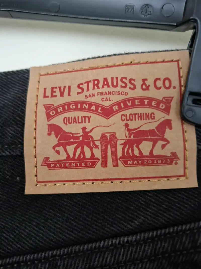 Jeans negros de corte recto para mujer - 3