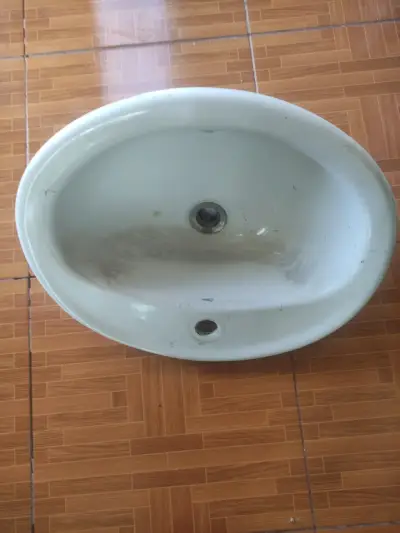 Lavamanos de cerámica blanco usado marca Corona - miniatura 1