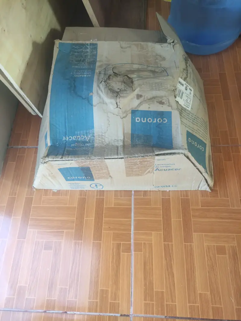 Lavamanos de cerámica blanco usado marca Corona - 6