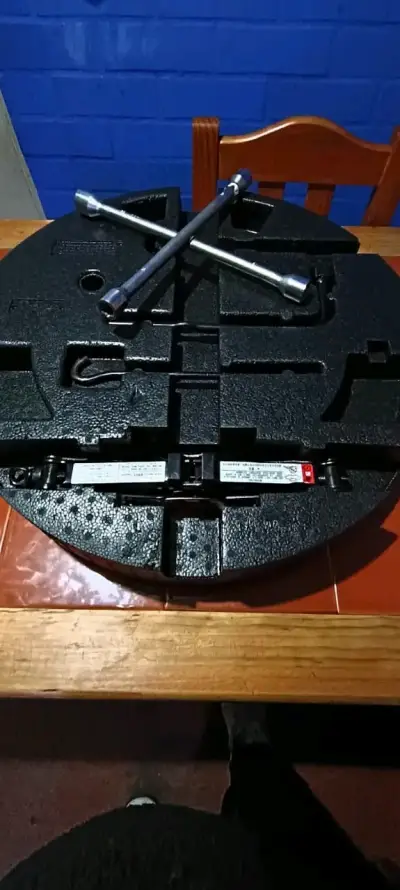 Kit de herramientas para auto con llave cruz - miniatura 1