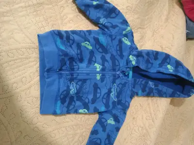 Polerón infantil azul con capucha y estampado de autos - miniatura 1