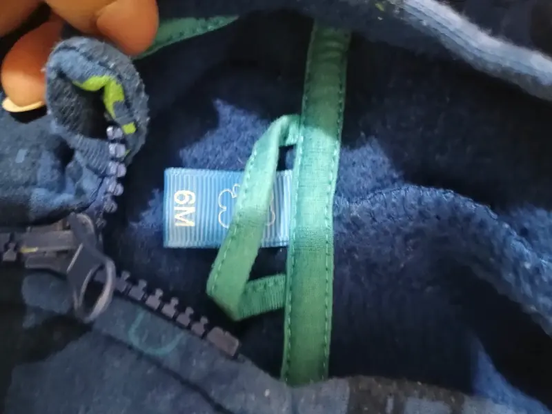 Polerón infantil azul con capucha y estampado de autos - 2
