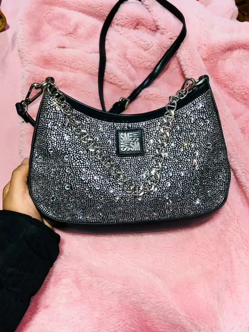 Cartera de mano con brillantes y cadena - 1