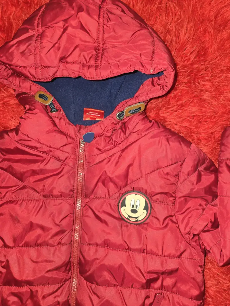 Chaqueta infantil roja con capucha Disney - 2