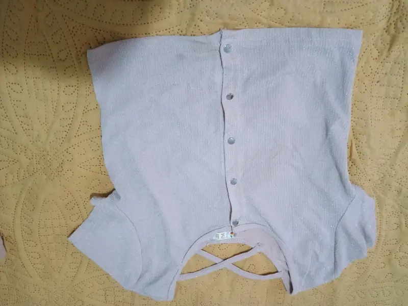 Blusa de mujer con botones y diseño cruzado - 1