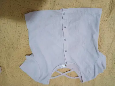 Blusa de mujer con botones y diseño cruzado - miniatura 1