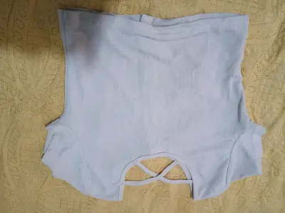 Blusa de mujer con botones y diseño cruzado - miniatura 2