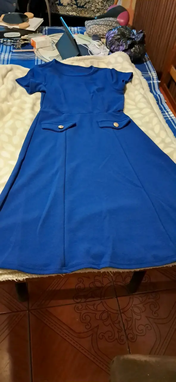 Vestido azul con botones decorativos