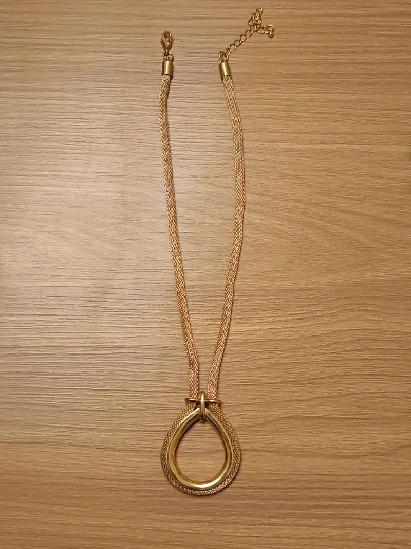 Collar dorado elegante con colgante circular