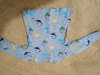 Polera infantil con estampado de dinosaurios - miniatura 1