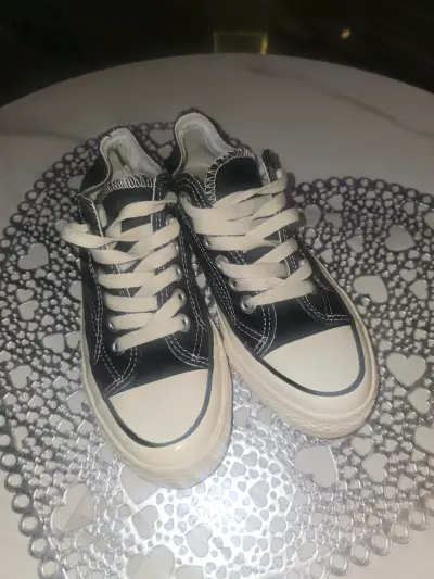 Zapatillas negras clásicas con cordones - miniatura 1
