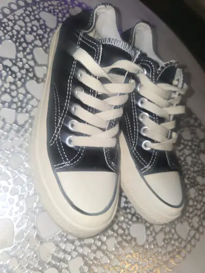 Zapatillas negras clásicas con cordones - miniatura 2