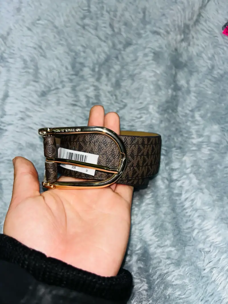 Cinturón Michael Kors marrón con hebilla dorada
